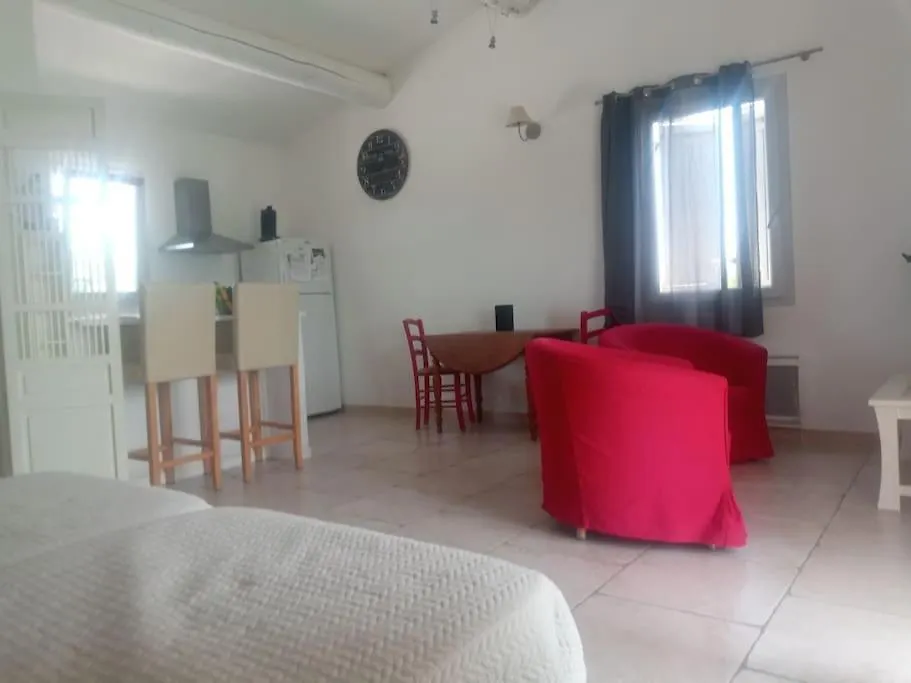 Apartment Gite Le Petit Luberon Coquelicot Coustellet France